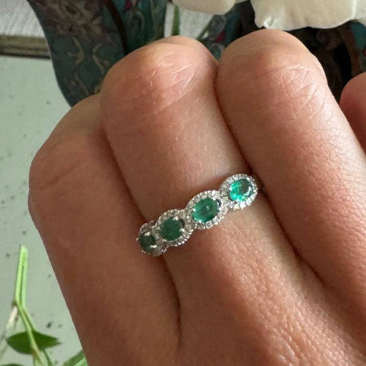 Anillo de Oro Blanco 14k con Esmeraldas