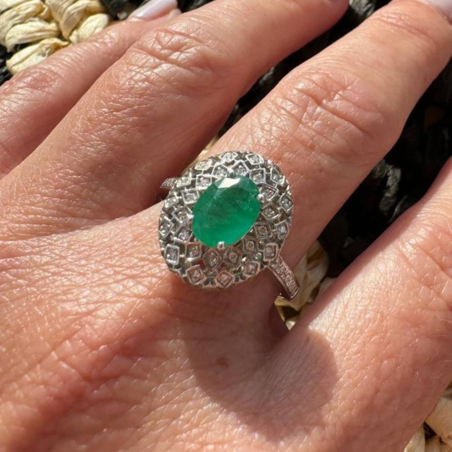 Anillo Oro Blanco 14k con Esmeralda