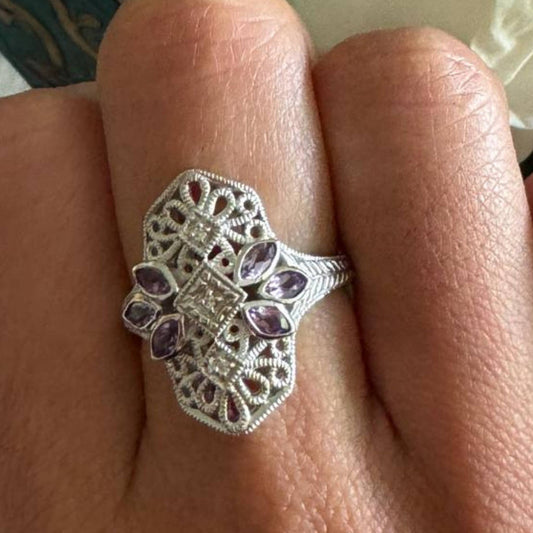 Anillo con Elegancia Art Deco