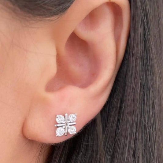 Aros en Oro Blanco 18k con Diseño Floral