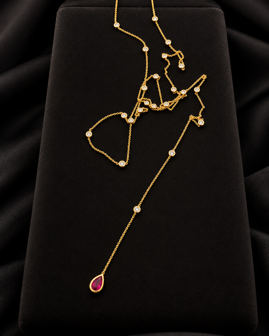 Collar Lariat 25 brillantes y rubí en gota engastados en bisel en Oro 18k