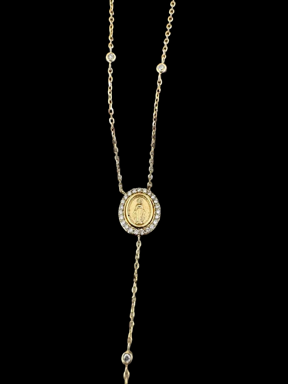 Collar Lariat de Oro 14k Virgen de los Rayos Rodeada de Diamantes