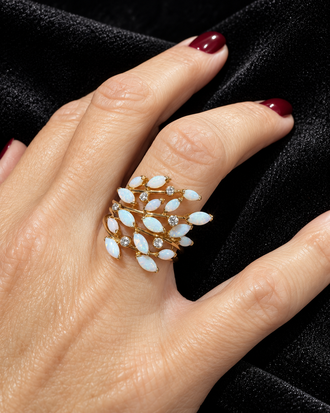 Anillo en Oro Amarillo 14k con Ópalos Naturales y Brillantes