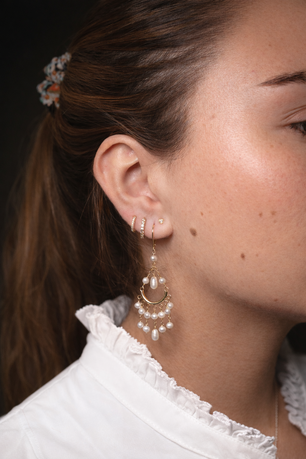 Aros largos chandelier en oro amarillo 14k con perlas blancas