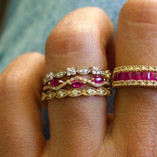 Anillo Medio Cintillo Oro Amarillo 14k Rubí y Brillante