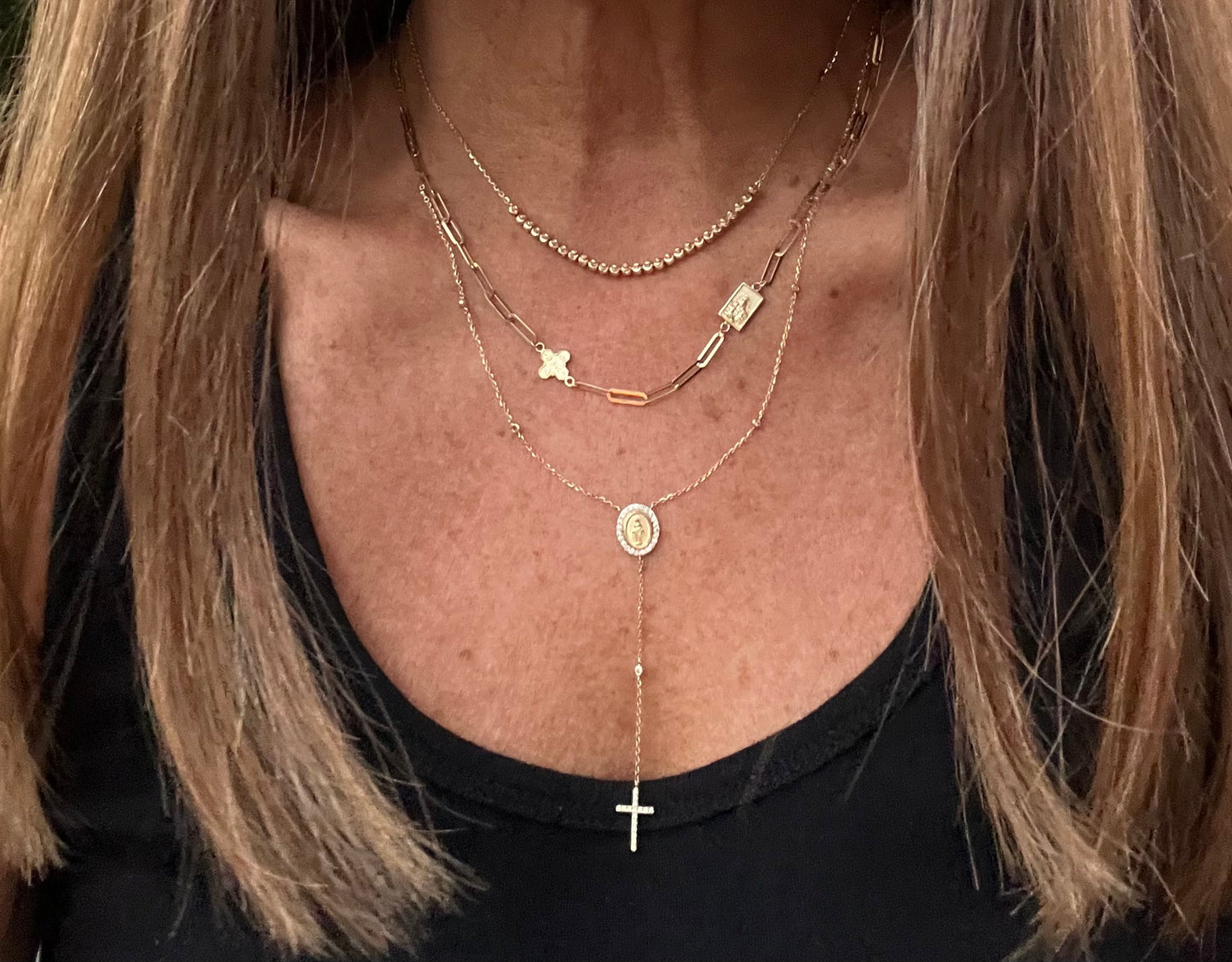 Collar oro amarillo 14k con virgen de los rayos rodeada de brillantes y brillantes en bisel en la cadena y cruz de brillantes