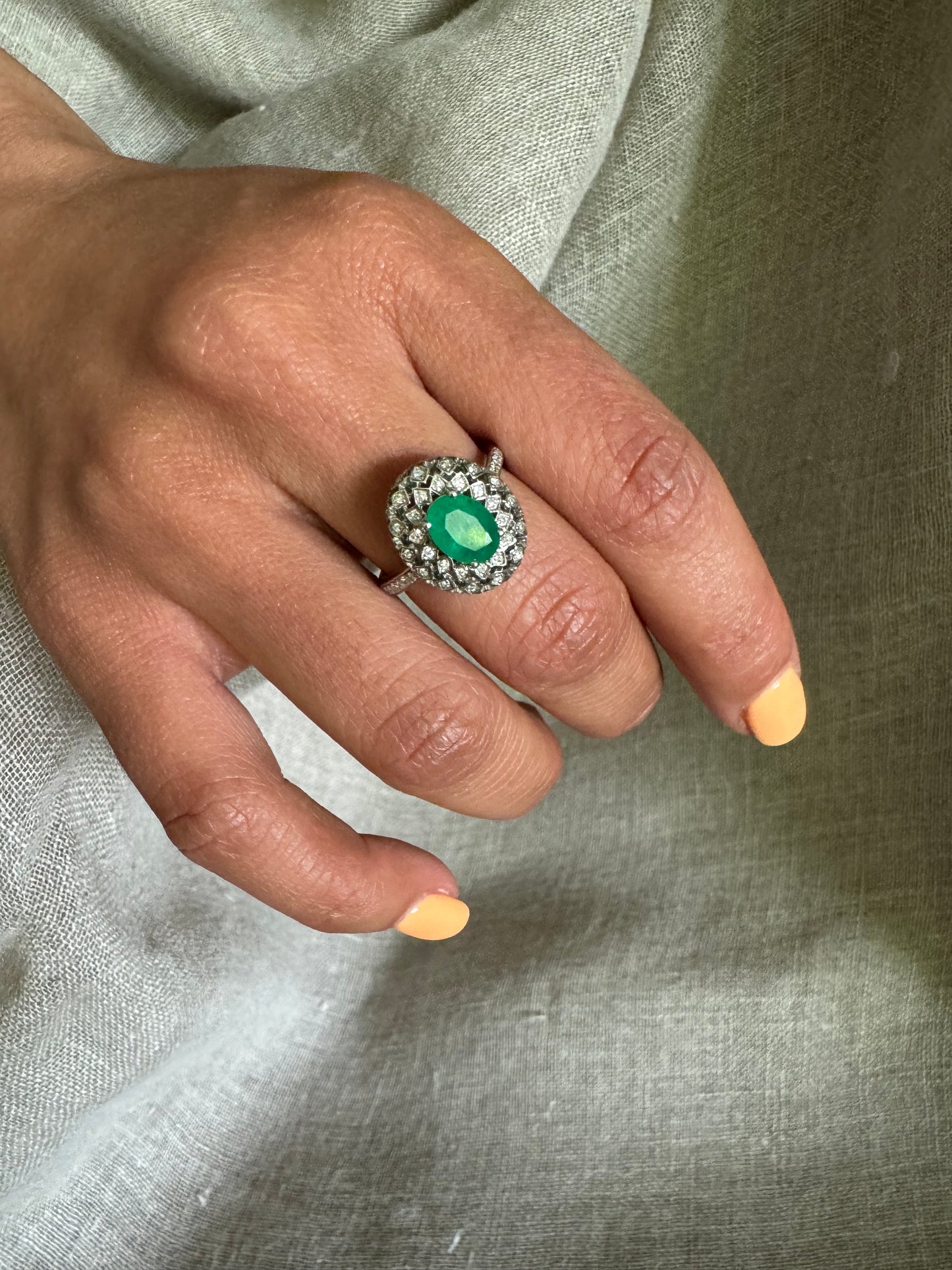 Anillo Oro Blanco 14k con Esmeralda