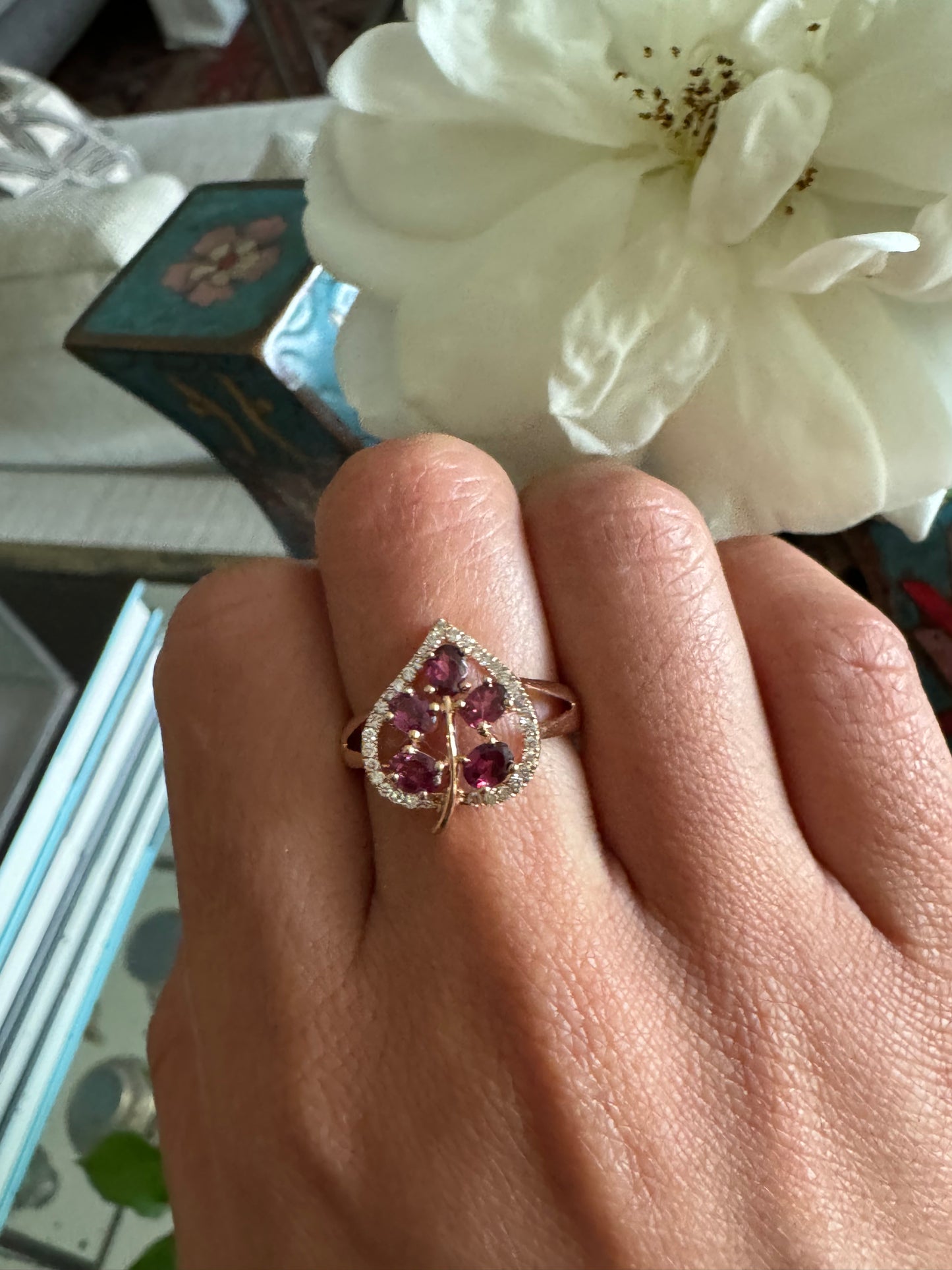 Anillo de Hoja con Rhodolite y Diamante
