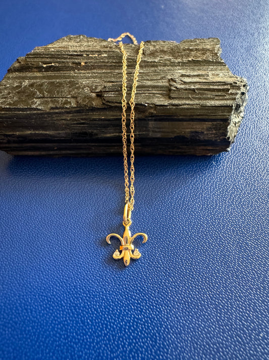 Dije en Forma de Flor de Lis en Oro Amarillo 14k