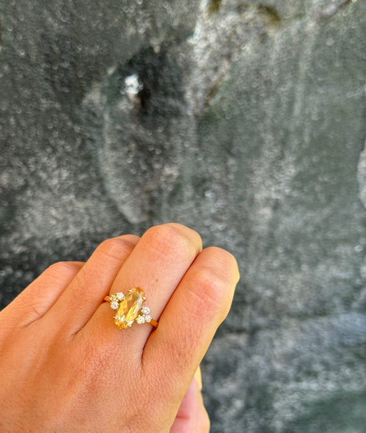 Anillo de Oro Amarillo 18k con Brillantes y Citrino