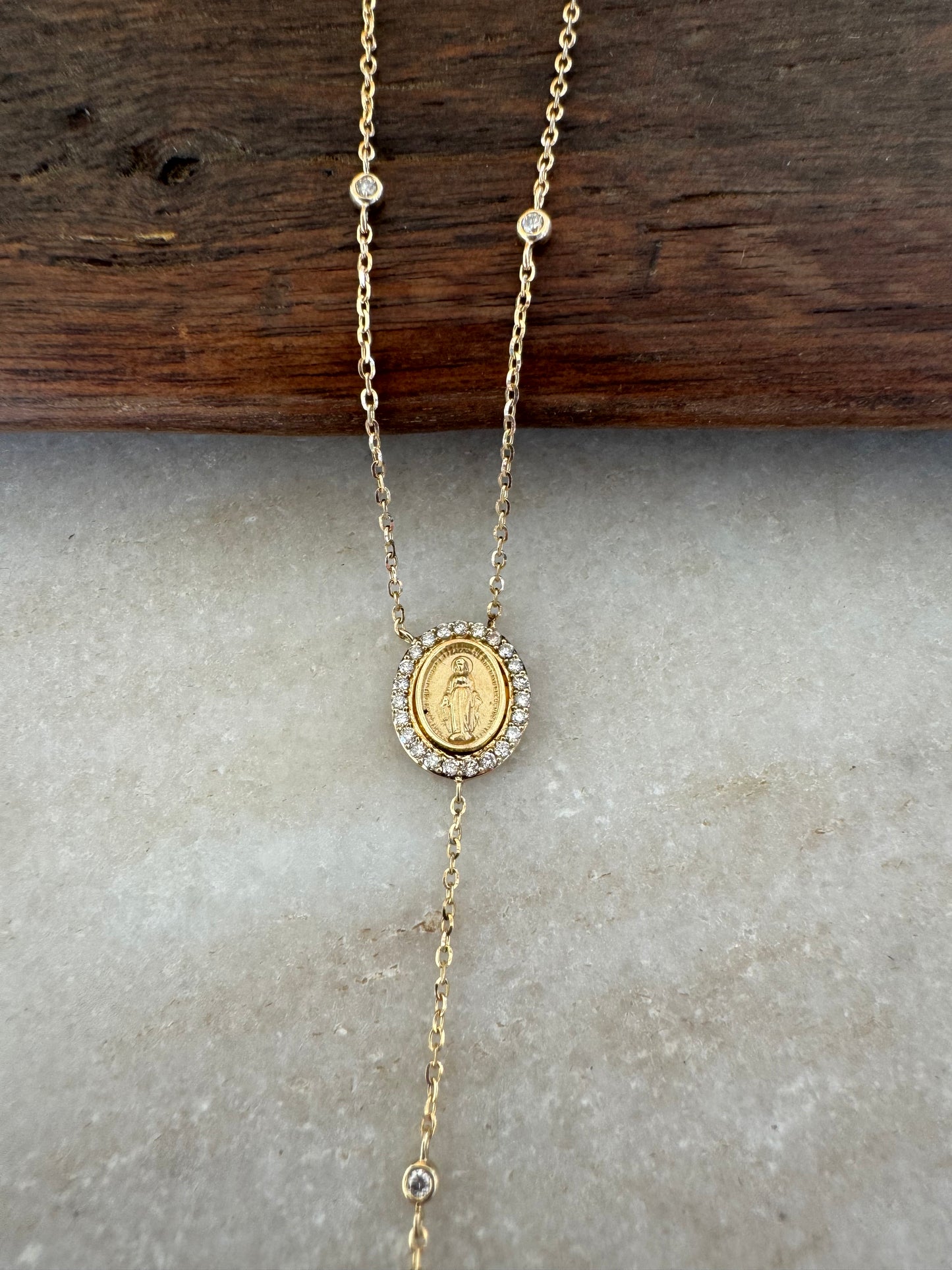 Collar oro amarillo 14k con virgen de los rayos rodeada de brillantes y brillantes en bisel en la cadena y cruz de brillantes