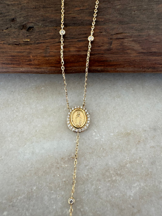 Collar oro amarillo 14k con virgen de los rayos rodeada de brillantes y brillantes en bisel en la cadena y cruz de brillantes