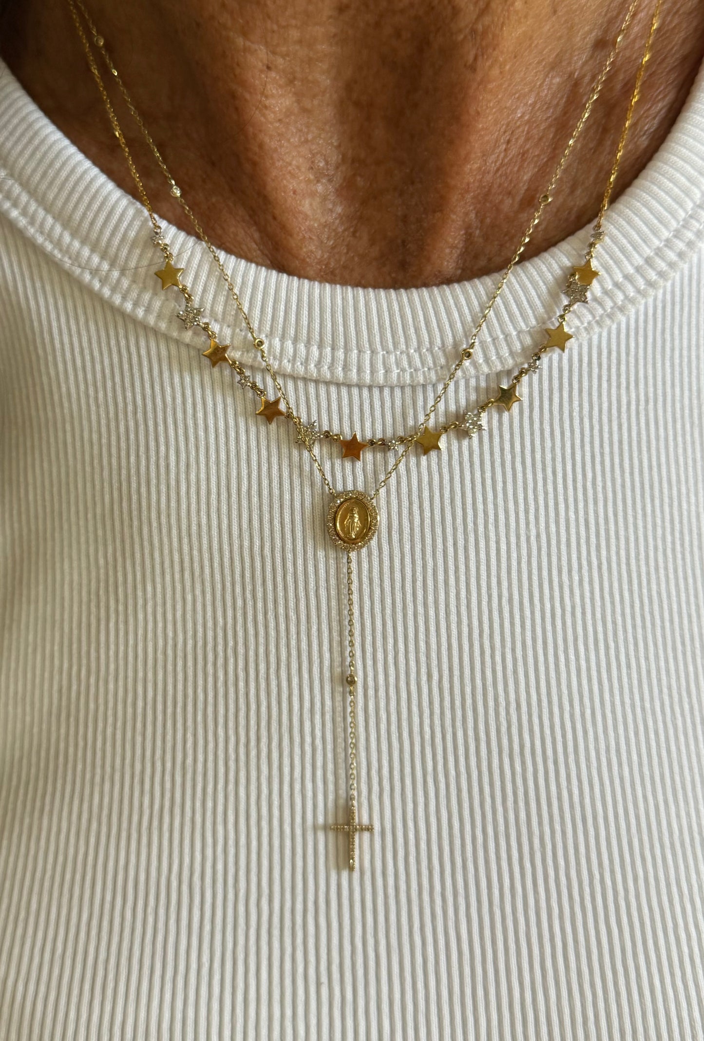 Collar oro amarillo 14k con virgen de los rayos rodeada de brillantes y brillantes en bisel en la cadena y cruz de brillantes