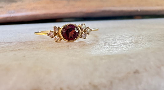 Anillo de Oro Amarillo 10k con Granate Natural