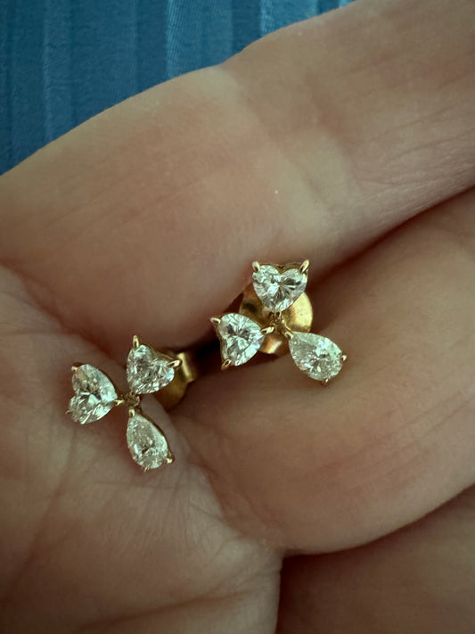 Aros oro rosado 18k con diseño de tres pétalos