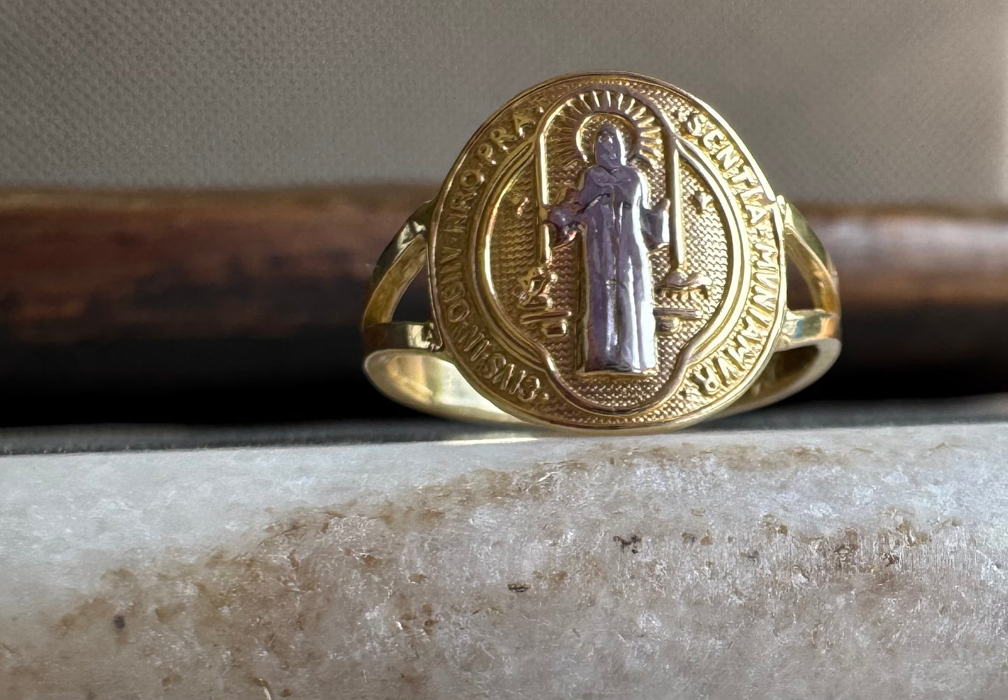 Anillo San Benito en Oro Amarillo 14k