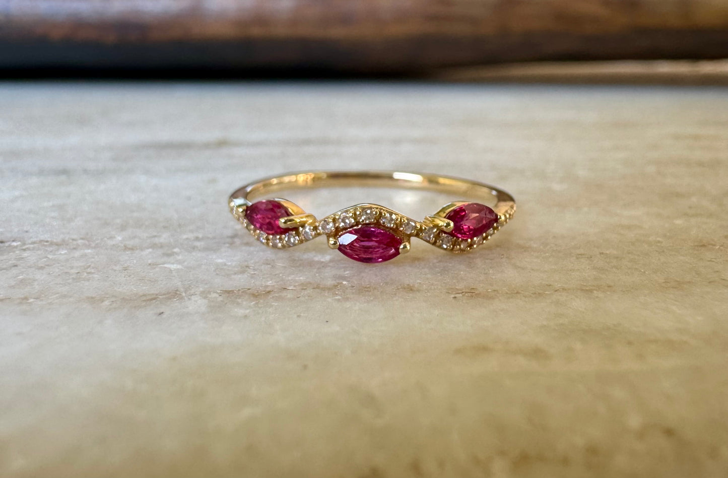 Anillo Medio Cintillo Oro Amarillo 14k Rubí y Brillante
