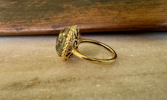 Anillo de Oro Amarillo 14k con Amatista verde