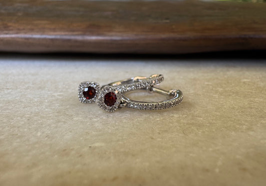 Aros en Oro Blanco 10k con Detalle de granate rodeado de brillantes