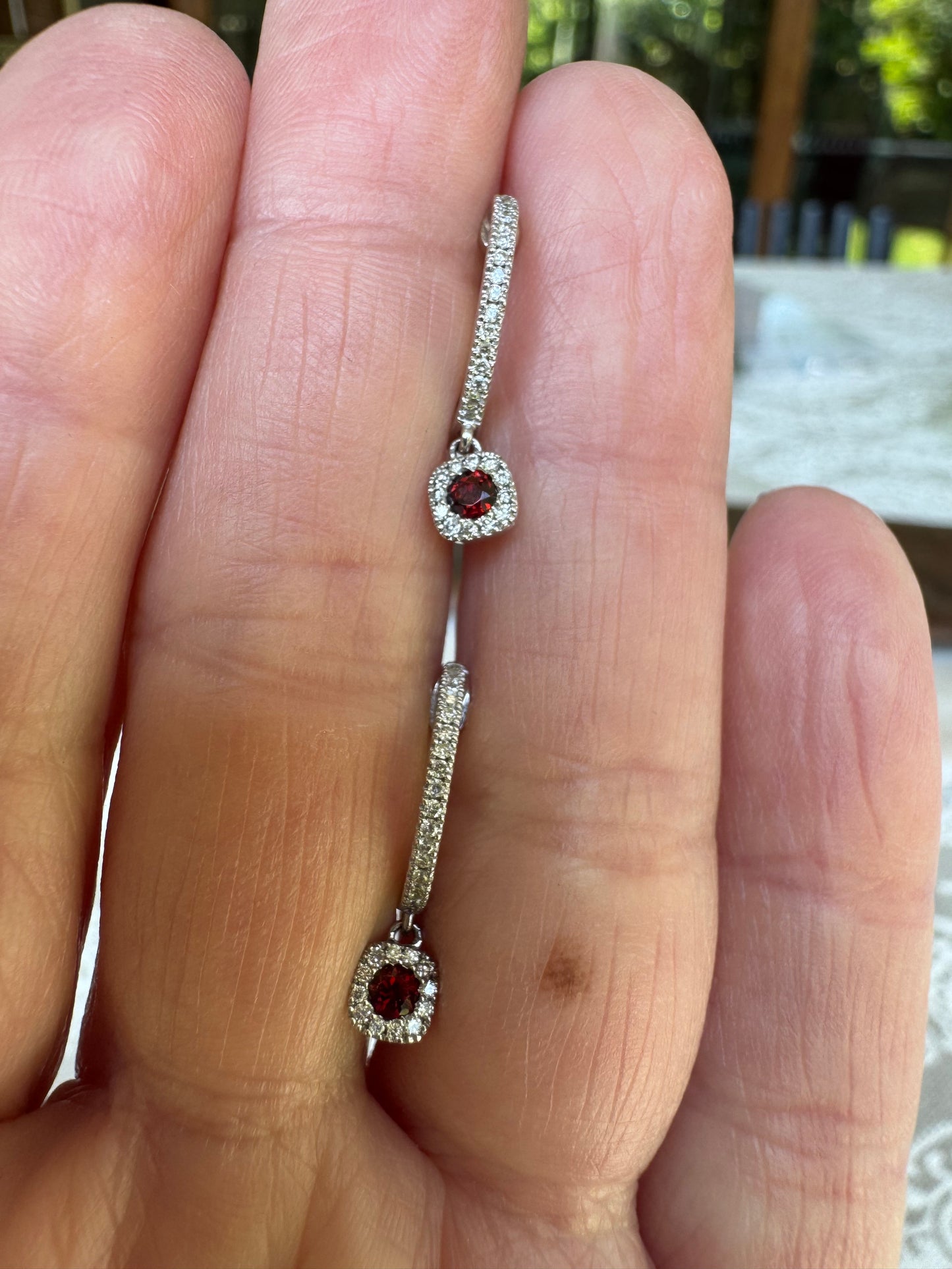 Aros en Oro Blanco 14k con Detalle de Pera Pavé