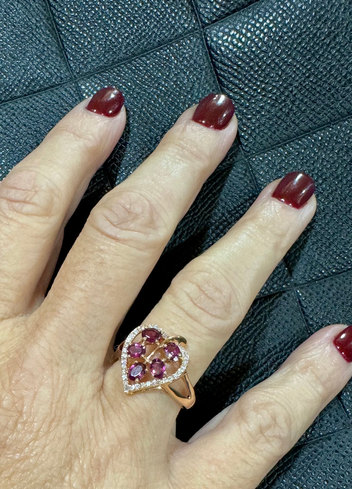 Anillo de Hoja con Rhodolite y Diamante