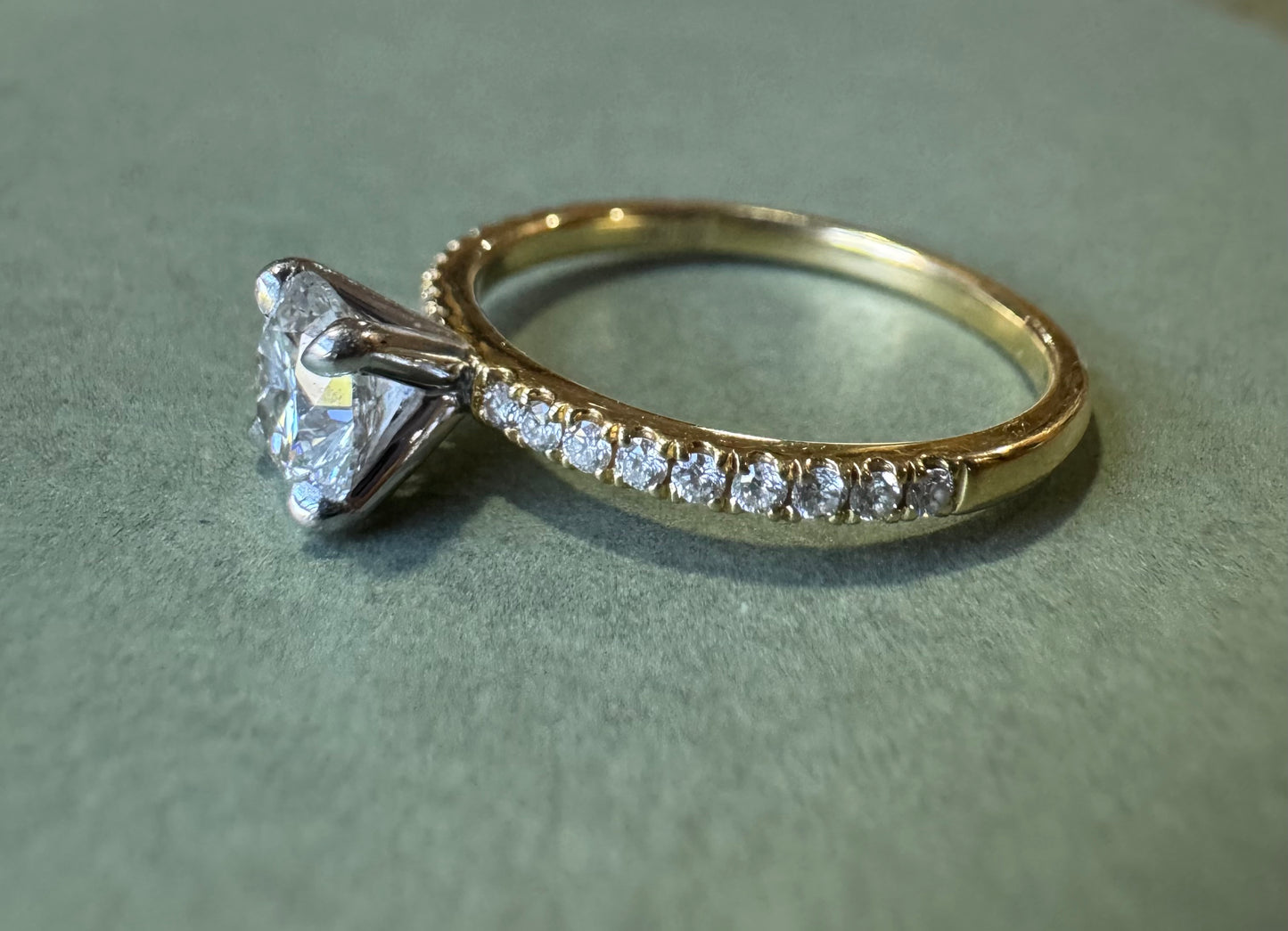 Anillo de Compromiso Oro Bicolor con Diamante Central Natural 0,73 ct