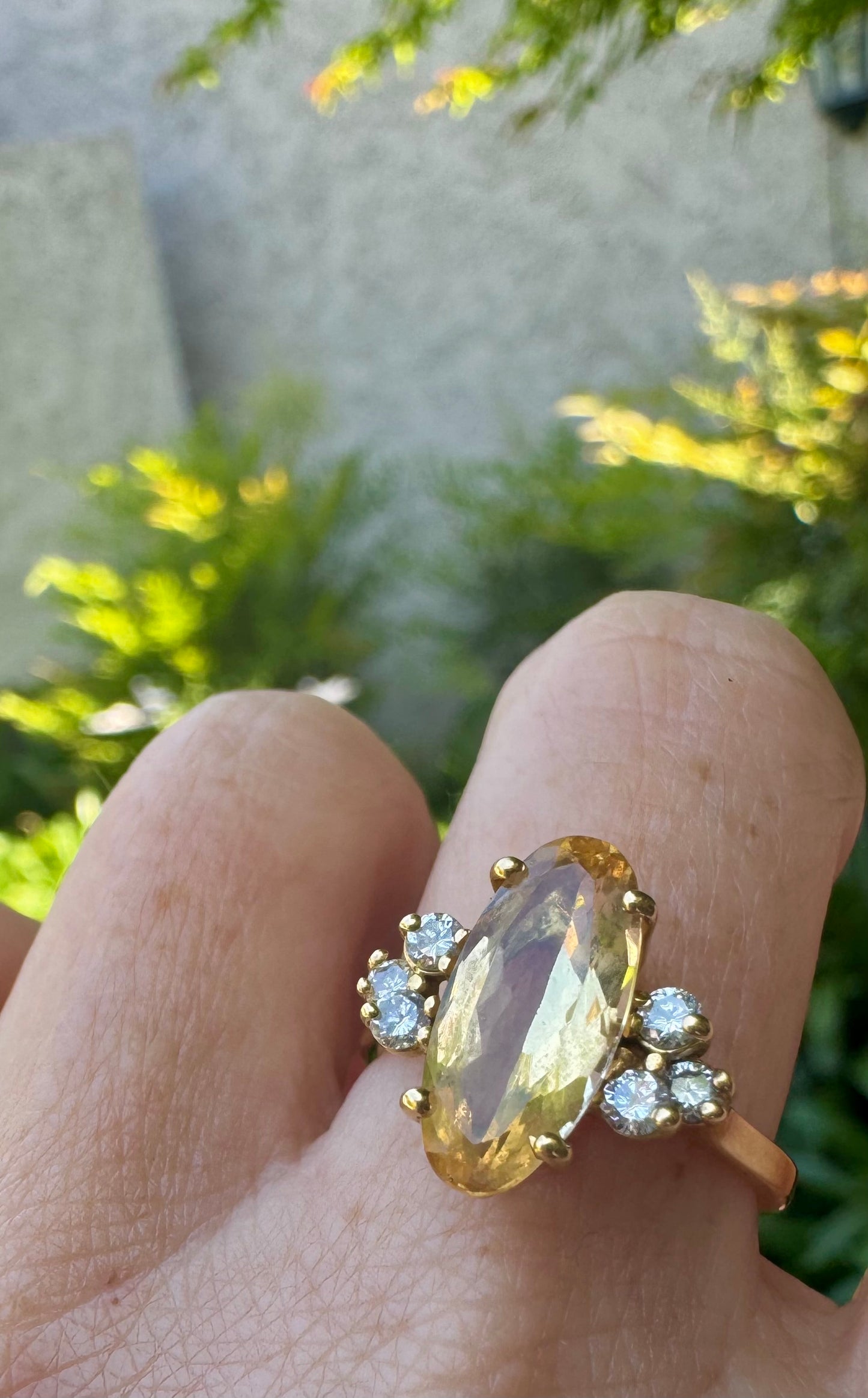 Anillo de Oro Amarillo 18k con Brillantes y Citrino
