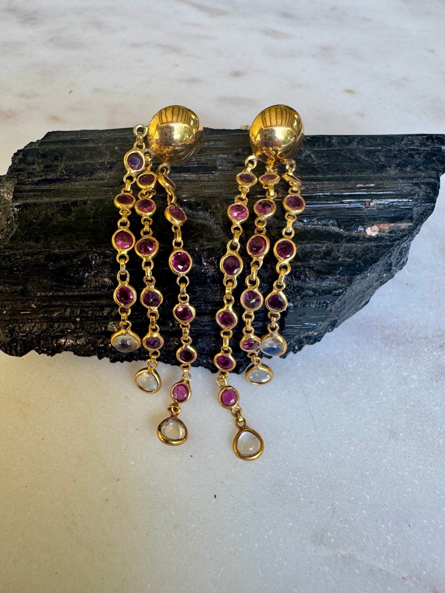 Aros Colgantes en Oro Amarillo 18k con Rubi y Piedra Luna Arcoiris