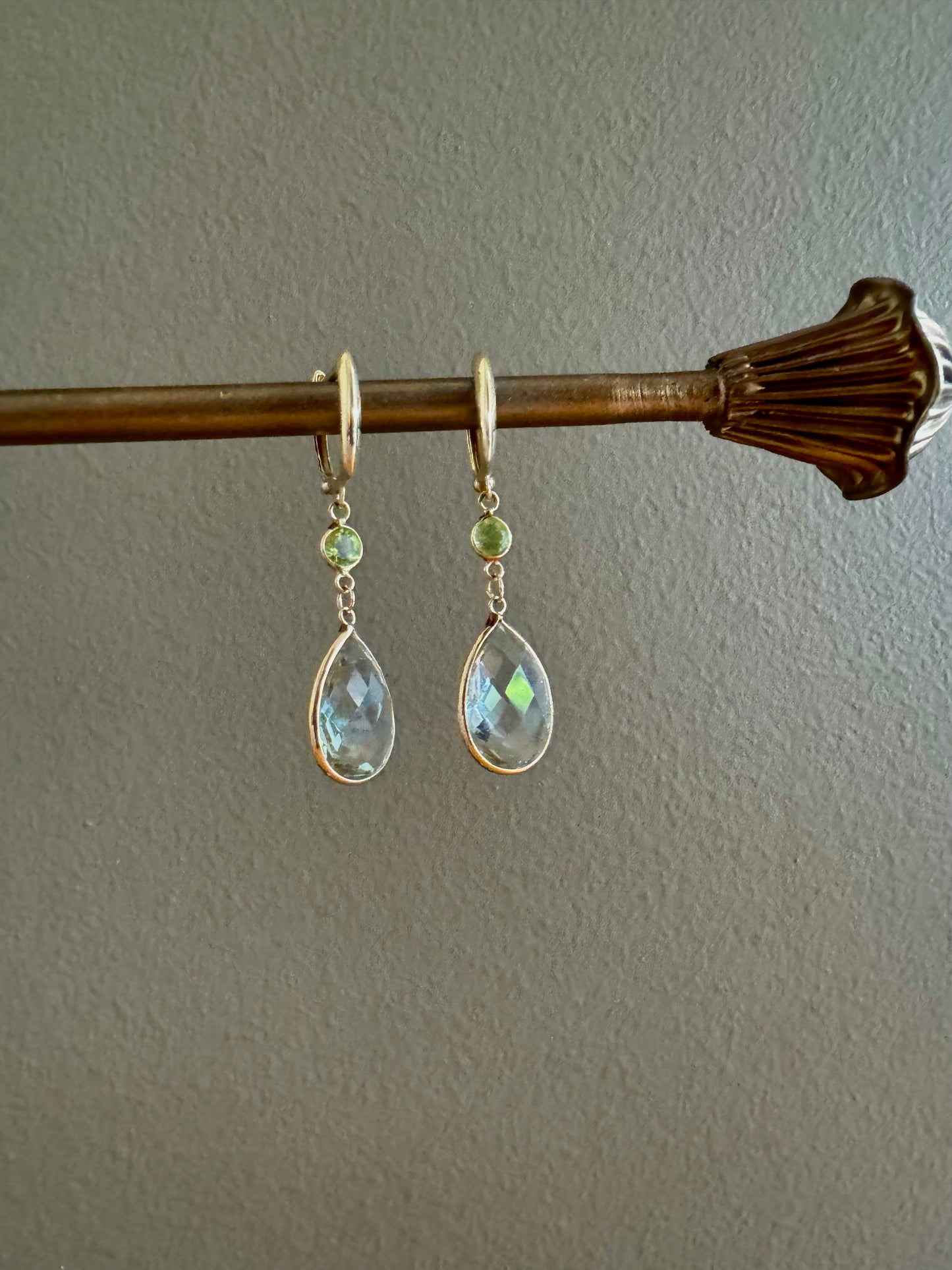 Aros oro amarillo 14k con Amatista Verde