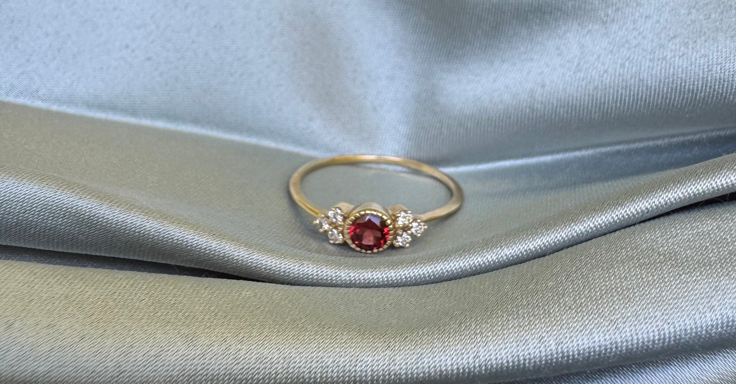 Anillo de Oro Amarillo 10k con Granate Natural