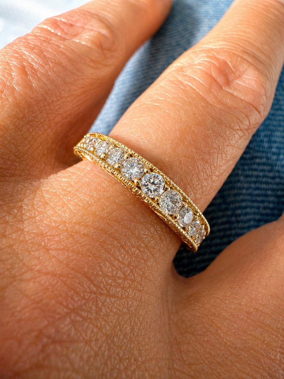 Anillo Grabado en Oro Amarillo 18k con Brillantes de Laboratorio