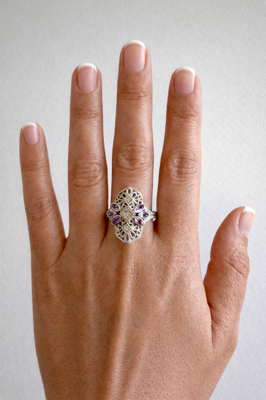 Anillo con Elegancia Art Deco