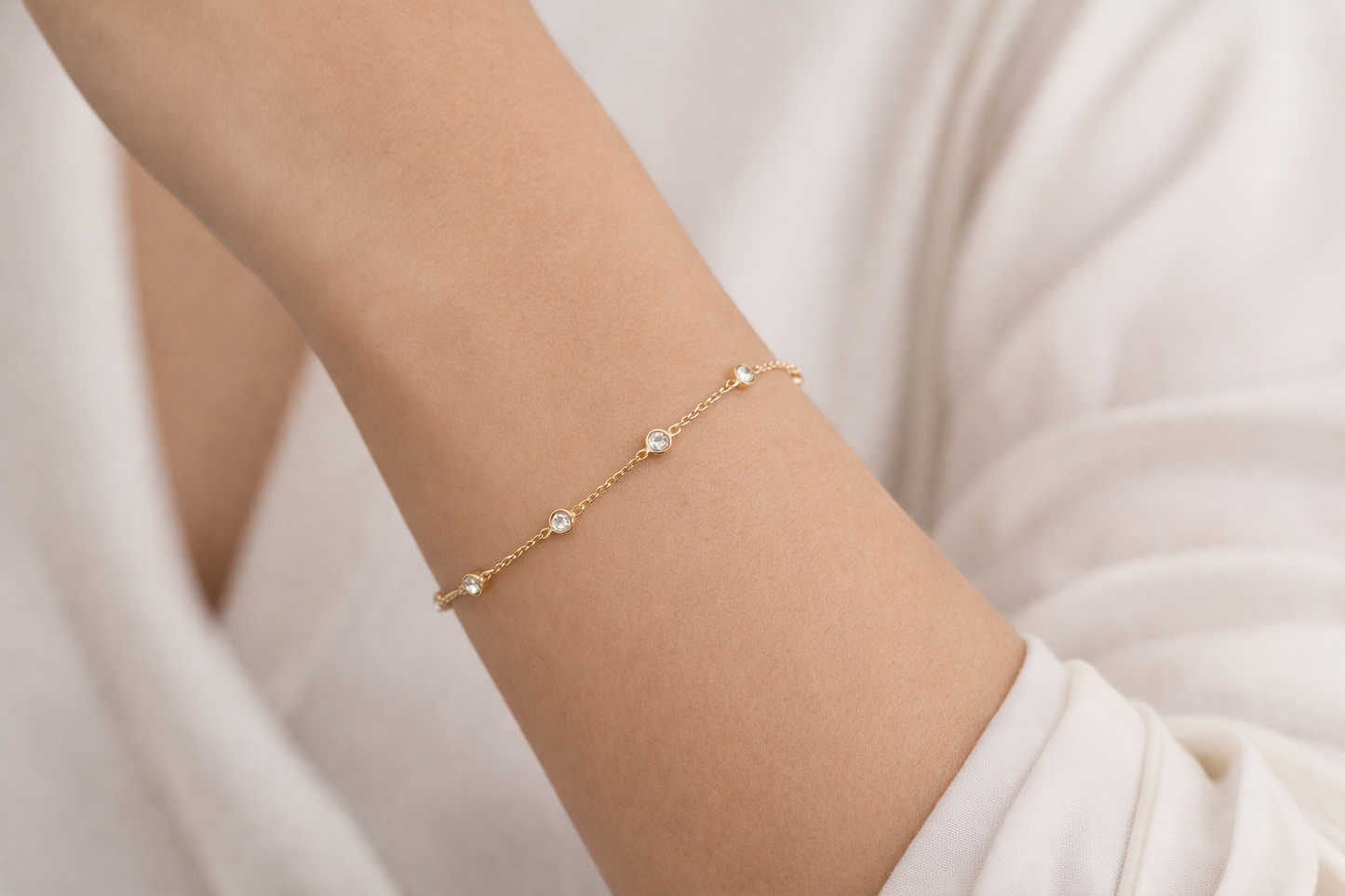 Pulsera de Oro Amarillo 18k con Detalles Delicados , 9 brillantes engastados en bisel.