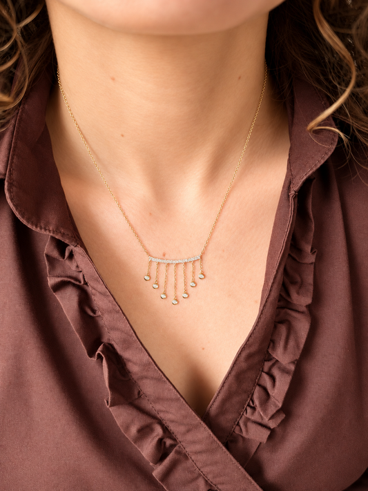 Collar oro 18 k con una barra con doble corrida de brillantes y con 7 cadenas colgando brillantes en bisel.