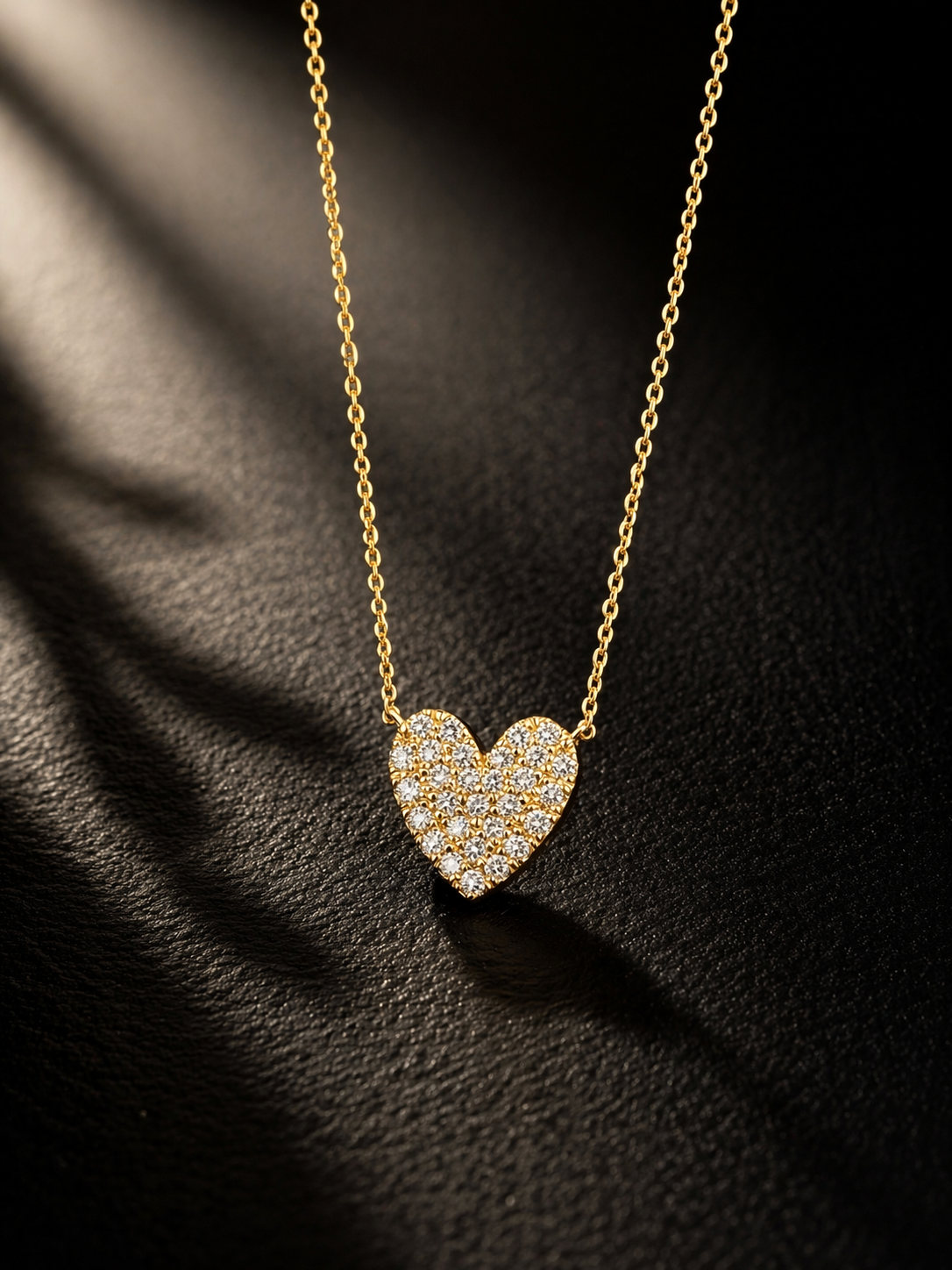 Collar de Oro 18k con corazón de brillantes Detalles Únicos