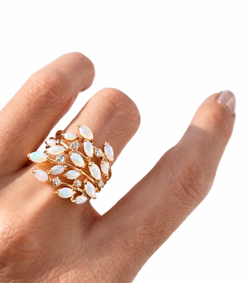 Anillo en Oro Amarillo 14k con Ópalos Naturales