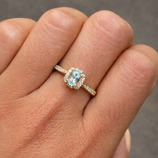 Anillo de Oro Amarillo 14k con Diamantes y Aguamarina