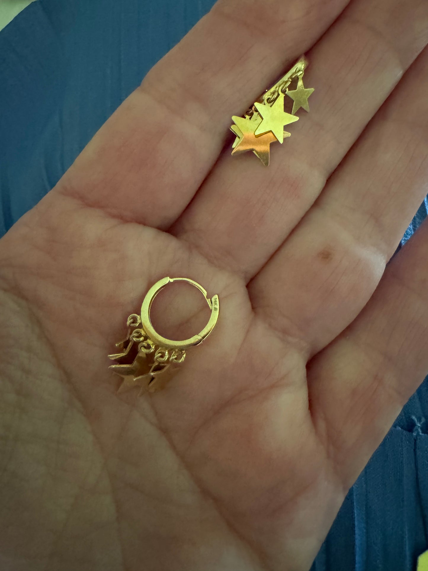 Aros de Oro Amarillo 14k con Estrellas Colgando