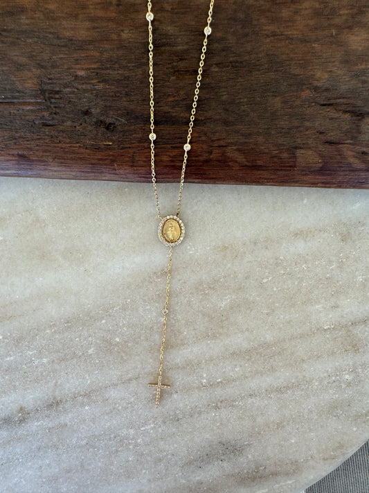 Collar oro amarillo 14k con virgen de los rayos rodeada de brillantes y brillantes en bisel en la cadena y cruz de brillantes