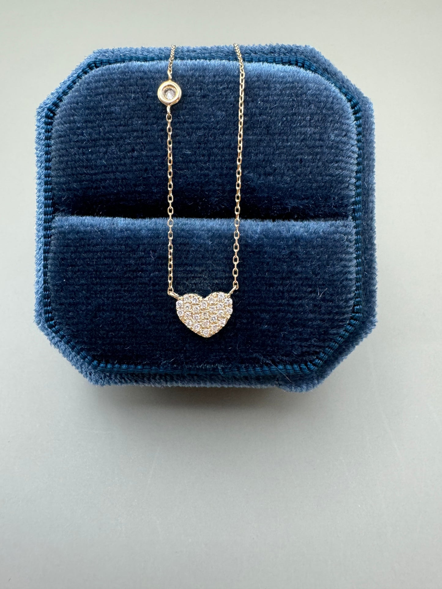 Collar en Oro Amarillo 14k con Detalles con Corazón pave de brillantes