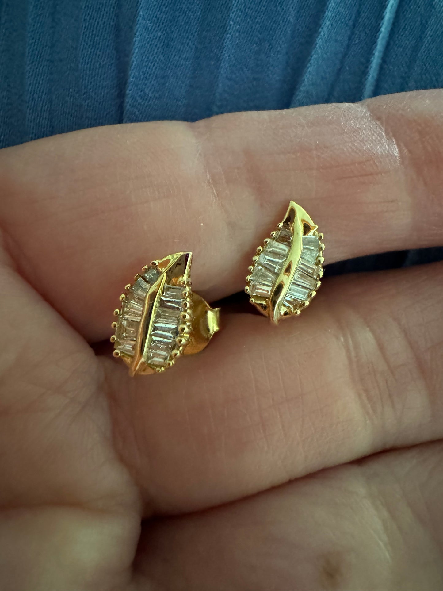 Aros en Oro Amarillo 18k con Diseño de Hojas