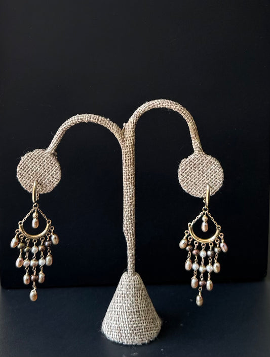 Aros Largos Chandelier en Oro Amarillo 14k con Perlas Champagne