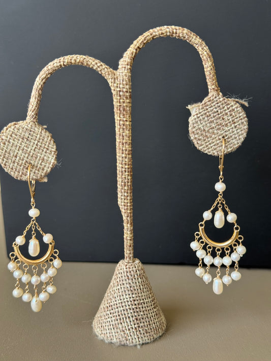 Aros largos chandelier en oro amarillo 14k con perlas blancas