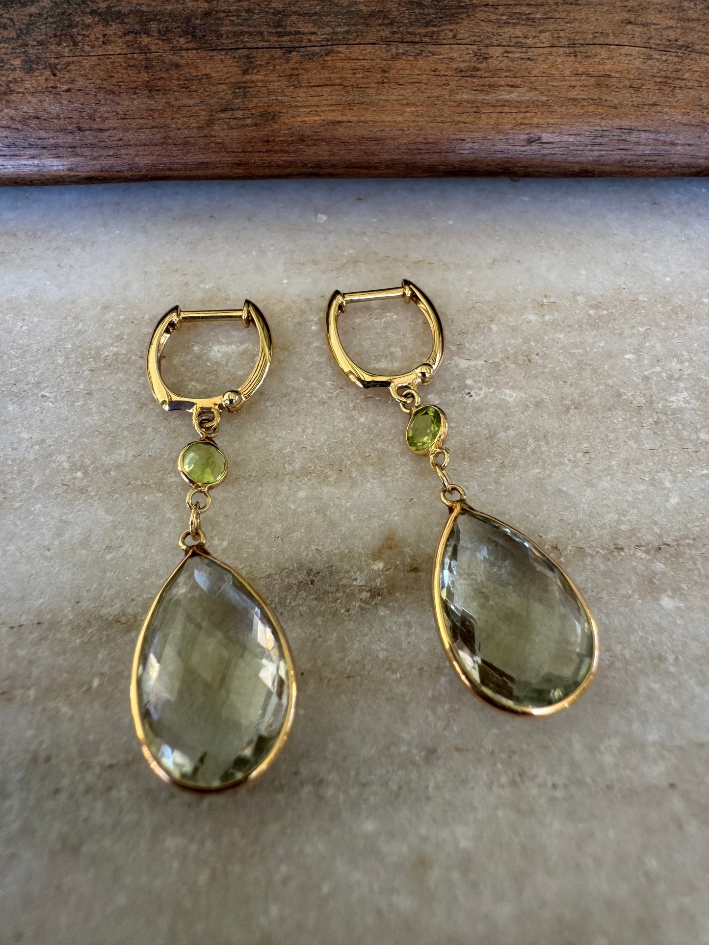 Aros oro amarillo 14k con Amatista Verde