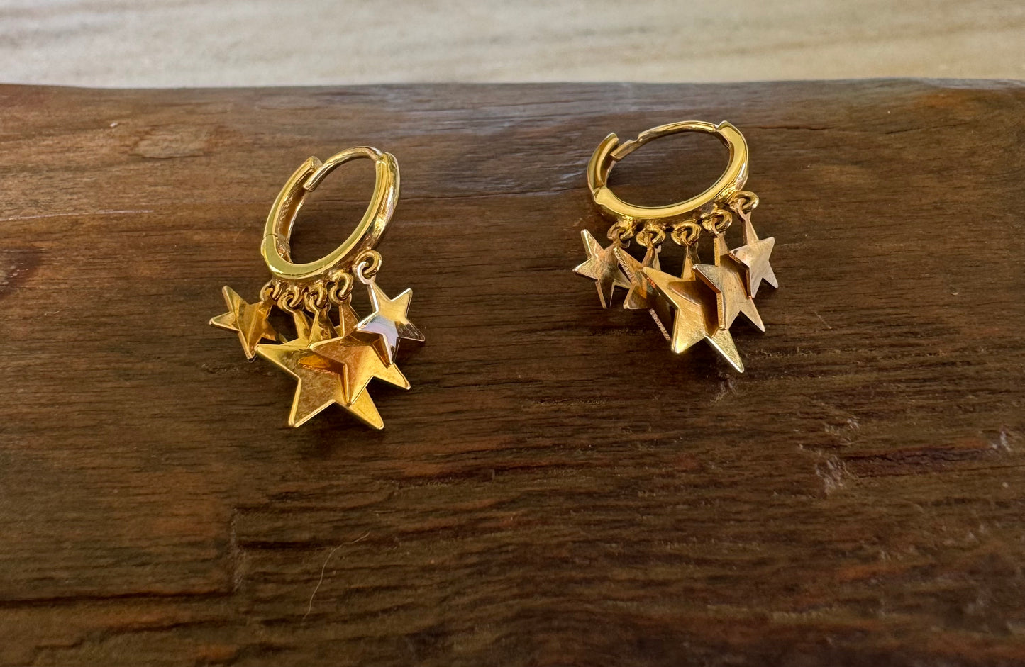 Aros de Oro Amarillo 14k con Estrellas Colgando