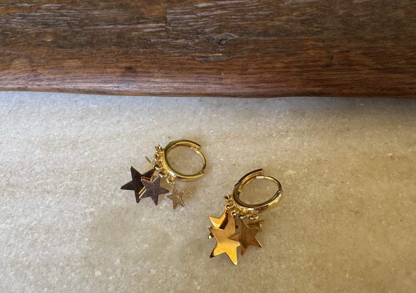 Aros de Oro Amarillo 14k con Estrellas Colgando