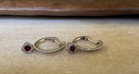 Aros en Oro Blanco 14k con Detalle de Pera Pavé