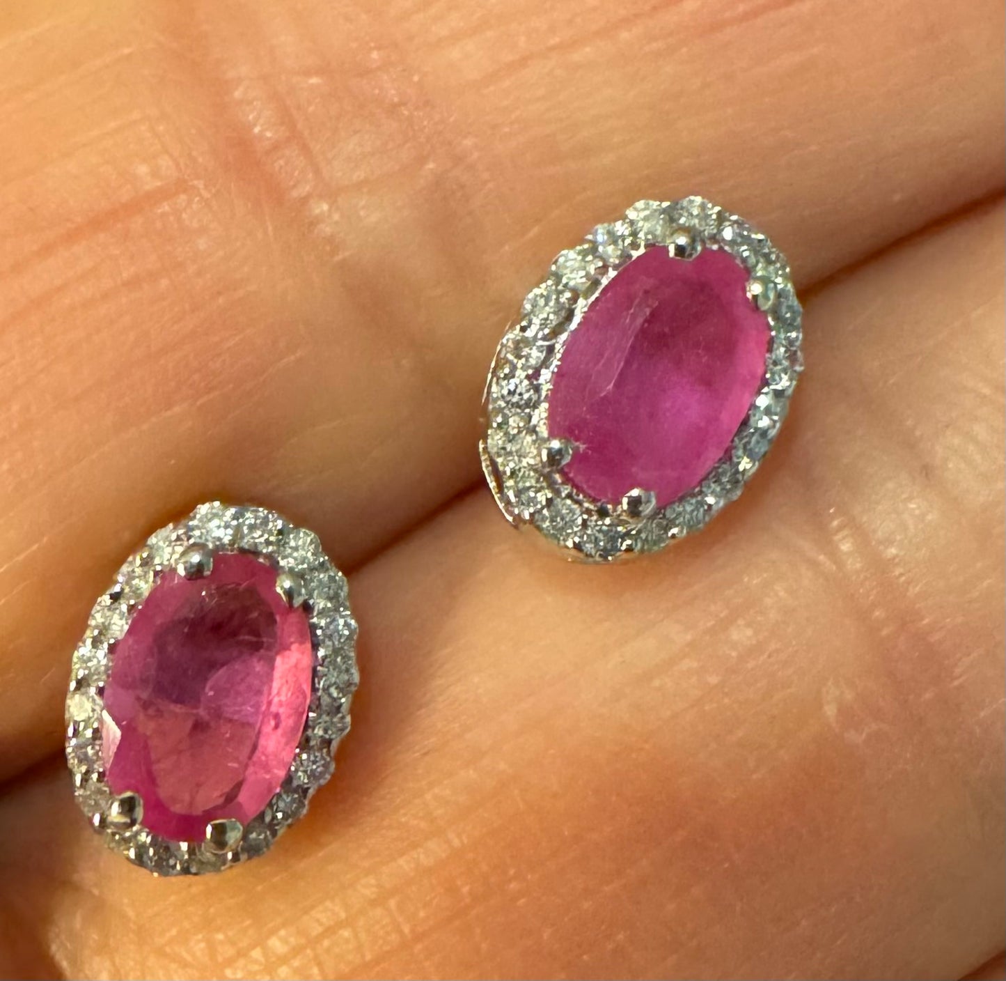 Aros con Rubi y Brillantes Naturales en Oro Blanco 14k