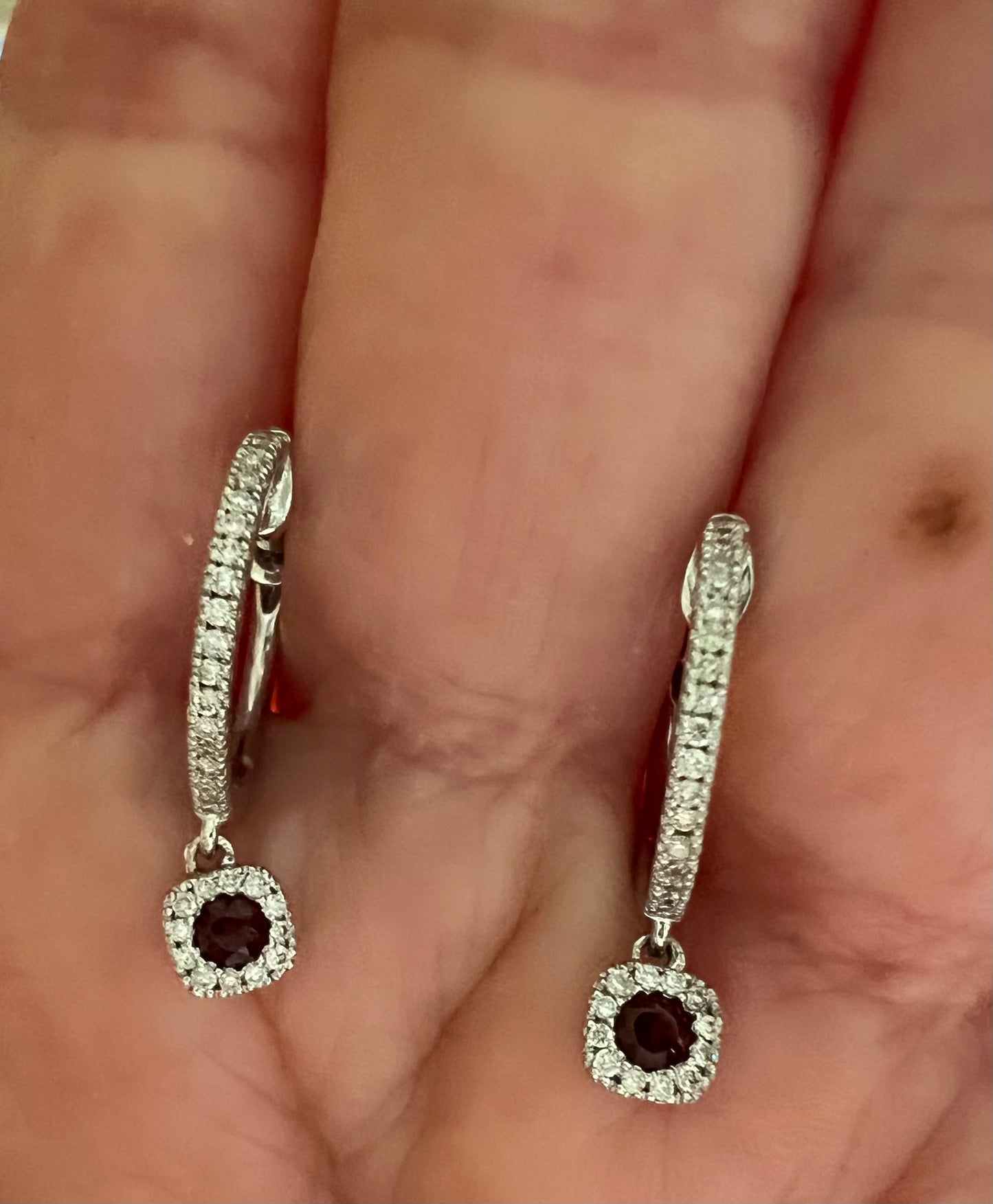 Aros en Oro Blanco 10k con Detalle de granate rodeado de brillantes