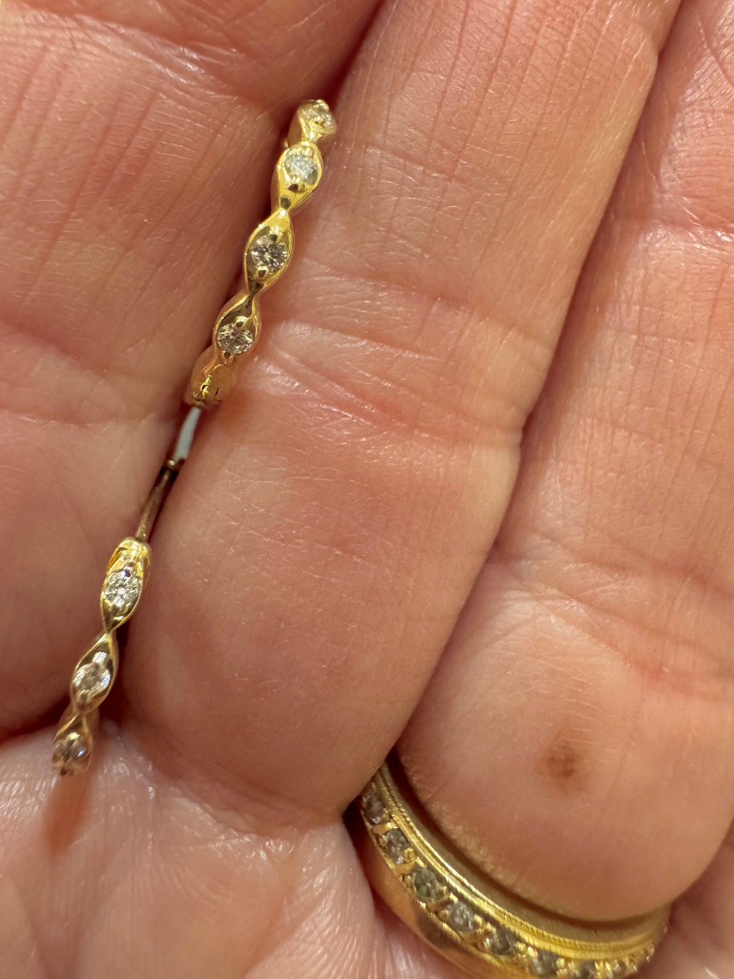 Aros Huggie de Oro Amarillo 10k con diamantes